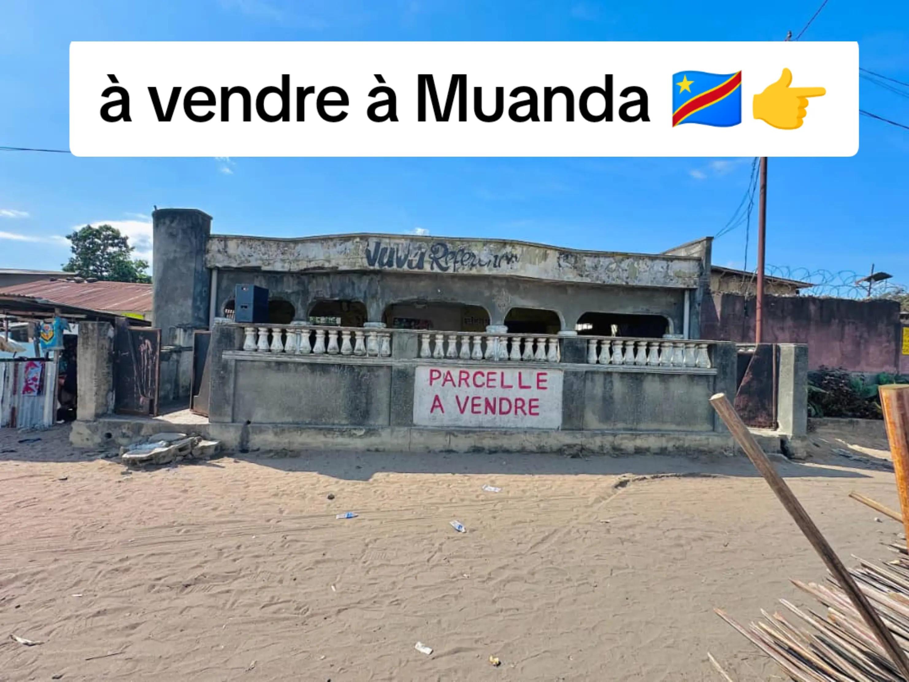 Local commercial à vendre à Junior, Muanda