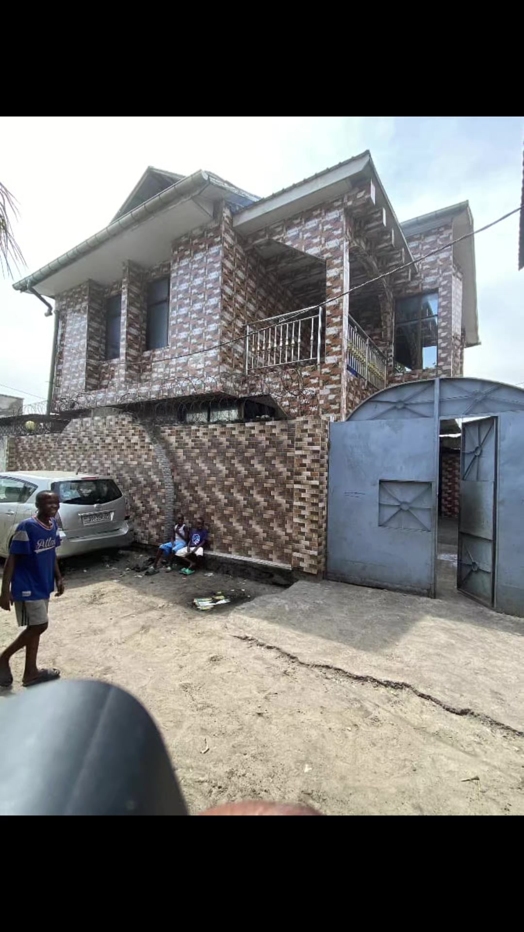 Parcelle avec maison de 4 chambres à vendre à Matete