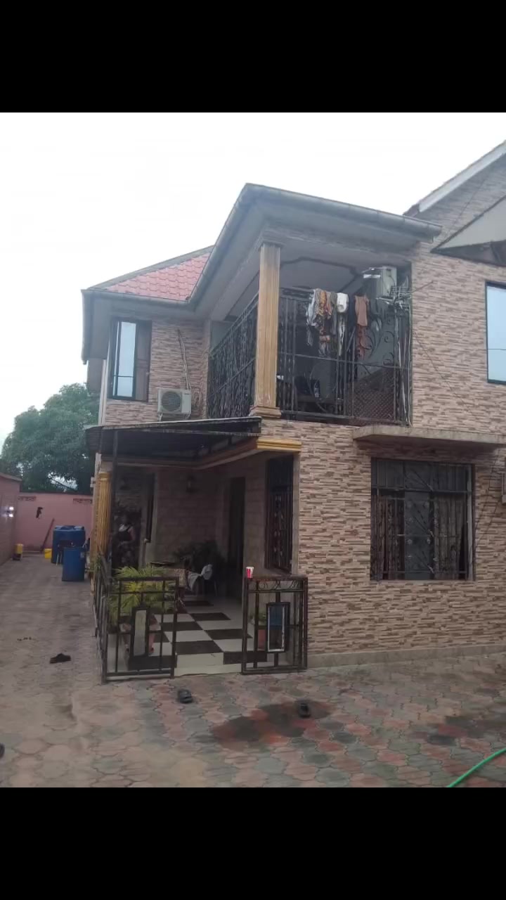 Parcelle avec maison de 4 chambres à vendre à Mama Mobutu, Mont Ngafula