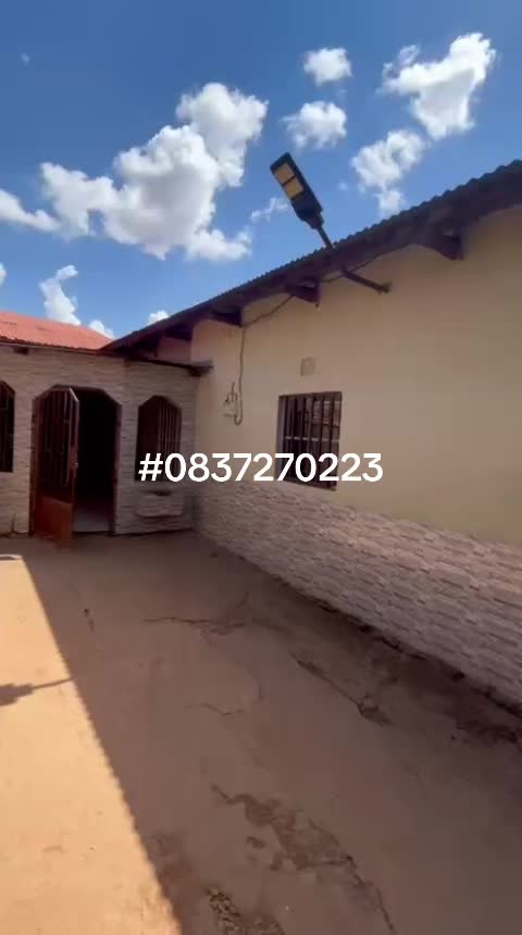 Parcelle entière de 2 chambres à louer à CRAA, Lubumbashi